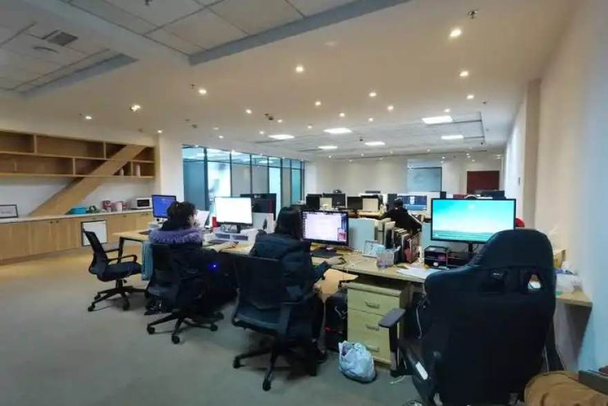人人体育赛事聚合页面展示的球迷观赛场景