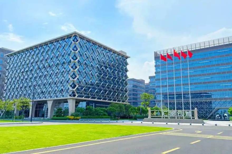 社区里那个总在赛后发长帖的人，用贡献值换到了球队周边